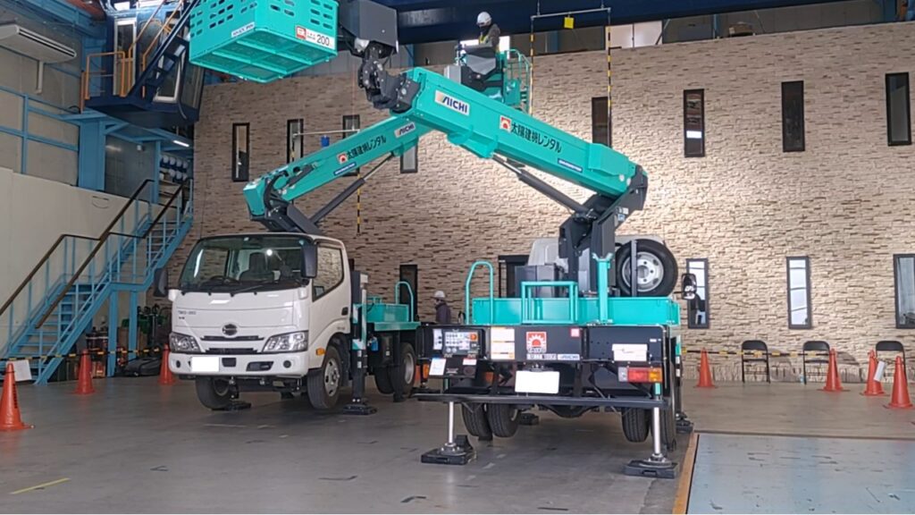 高所作業車を運転するには、自動車運転免許ではダメなの？資格の種類や 